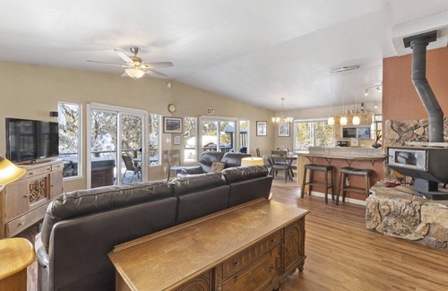 Pioneer Trail Cabin | Natural Private Setting, Dog-Friendly, Fenced yard, Hot Tub, Walk/bike to trails
