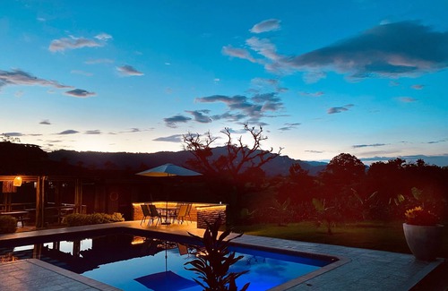 Montenegro Ski Chalet | Nature escape in Quindío: Chalet with pool, wifi, kiosk and 5 bedrooms