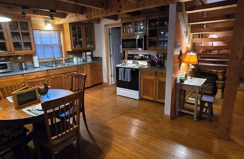 Fairview Cabin | Nature Lovers Paradise- Rustic Cabin on 2 acres with a creek!