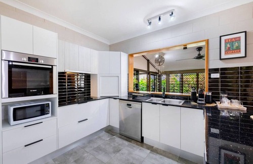 Leanyer House | Nature s Nest Pool SPA Outdoor Kitchen Dining