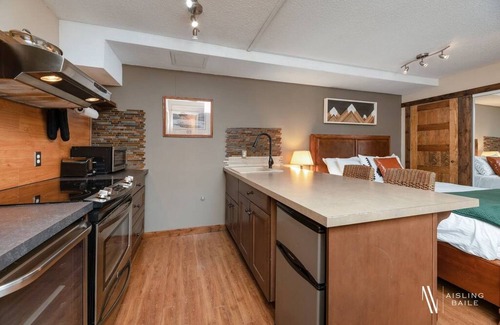 East Kootenay Apartment | ⛷Nature's Nook⛷ | Ski In/Out | Pools | Hot Tub
