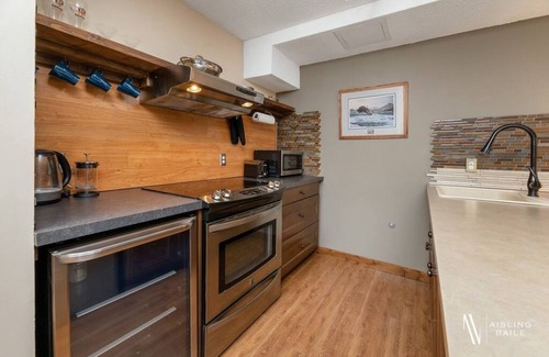 East Kootenay Apartment | ⛷Nature's Nook⛷ | Ski In/Out | Pools | Hot Tub