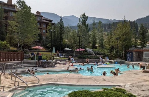East Kootenay Apartment | ⛷Nature's Nook⛷ | Ski In/Out | Pools | Hot Tub