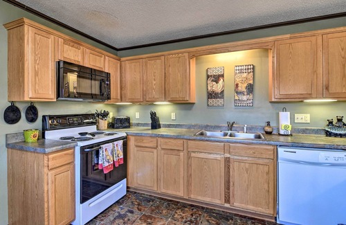 Whittier Cabin | 'Nature's Retreat' w/Hot Tub: 7 Mi to Bryson City