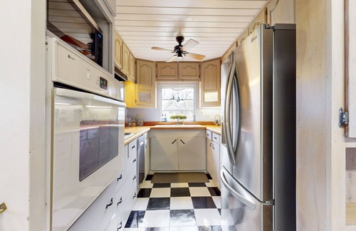 Kingsland House | Nautical-themed charmer with firepit, paddleboards, & kayak - walk to Lake LBJ
