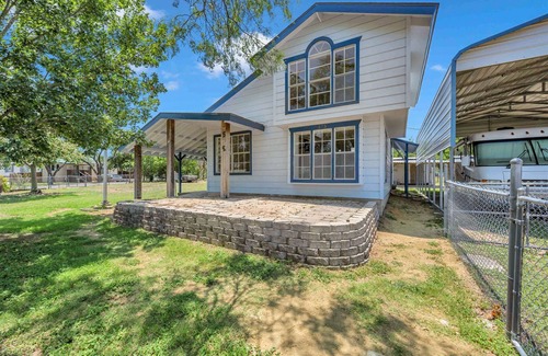 Kingsland House | Nautical-themed charmer with firepit, paddleboards, & kayak - walk to Lake LBJ