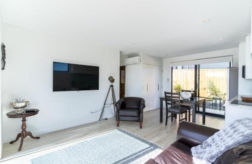 Maraetai Apartment | Nautilus self-catering cottage