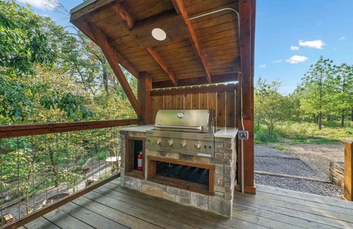 Golden Cabin | Navajo Rug-Creek/Hot Tub/Playground/Firepit/Swing Bed/Grill/Pet Friendly