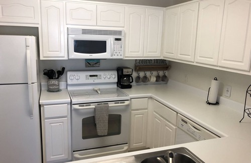 Navarre Beach Condo | NAVARRE BEACH Condo! FIRST FLOOR Clean, cozy & beachy! Sleeps 4, full Kitchen
