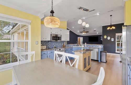 Navarre House | Navarre retreat with private pool