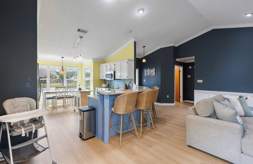 Navarre House | Navarre retreat with private pool