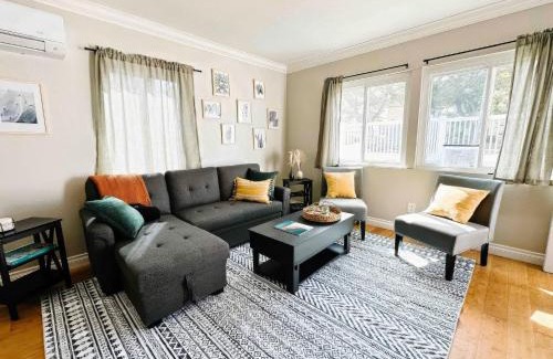 Crown Point House | Navigate Stays Beach Cottage with Backyard & Parking
