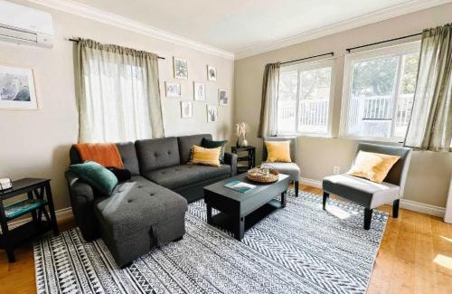 Crown Point House | Navigate Stays Beach Cottage with Backyard & Parking