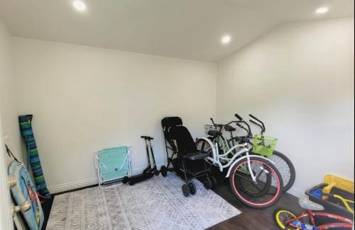 Crown Point House | Navigate Stays Beach Cottage with Backyard & Parking