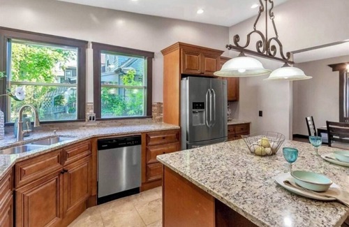 Northshore Triangle House | ND Home—spacious 5+ bdrms less than a mile from ND