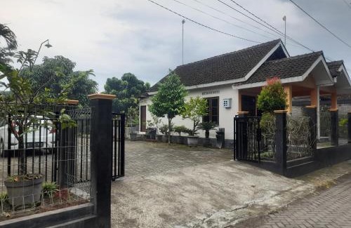 Prambanan Villa | Ndalem Katresnan Kalongan "Homestay"