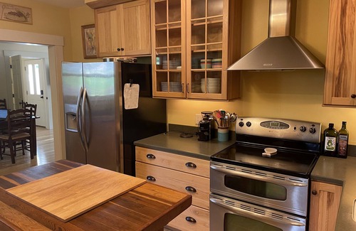 Sunapee House | NE Farm House w/en suite bathrooms - 4 mins from Harbor/7 mins to Mountain!
