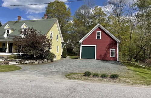 Sunapee House | NE Farm House w/en suite bathrooms - 4 mins from Harbor/7 mins to Mountain!