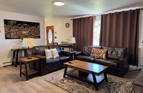 Mendenhall Valley House | EAGLE Meadow Comfy Home in Juneau Valley