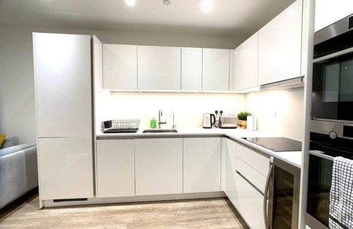 Peninsula Apartment | Near 02 Arena | Resident Gym | ModernApt w/Terrace