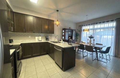 Niagara Falls House | Near 3m Costco plaza. 5m to Walmart Close QEW highway. 8m to Niagara Falls.