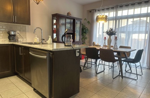 Niagara Falls House | Near 3m Costco plaza. 5m to Walmart Close QEW highway. 8m to Niagara Falls.