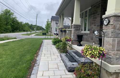 Niagara Falls House | Near 3m Costco plaza. 5m to Walmart Close QEW highway. 8m to Niagara Falls.