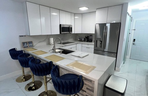 Hialeah Apartment | Near Airport king size bed parking