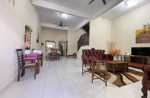 Kampung Telaga Batin House | Near Beach and Airport - Ivana Homestay Unit C1