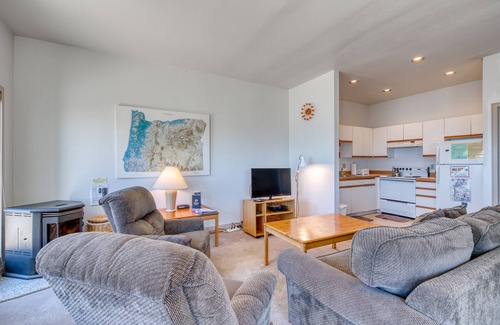 Bandon Condo | Near Beach condo w/amazing ocean view - dogs OK