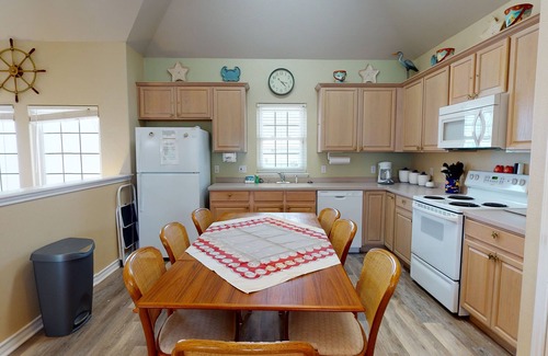 Port Aransas House | Near Beach, Shared Pool, Golf Cart Access