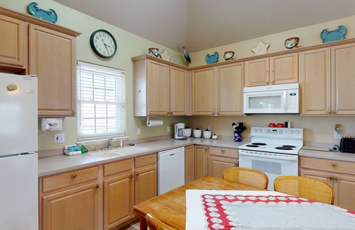 Port Aransas House | Near Beach, Shared Pool, Golf Cart Access