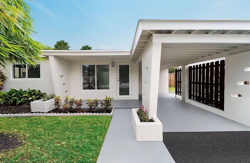 Edgewood House | Near Beaches | 3 BR Luxury Fort Lauderdale Home!