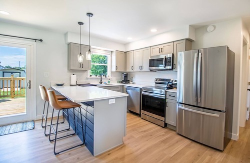 Bridgewater House | Near Bridgewater College & JMU, Renovated Small Town Cottage Home!