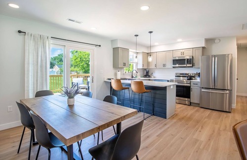 Bridgewater House | Near Bridgewater College & JMU, Renovated Small Town Cottage Home!