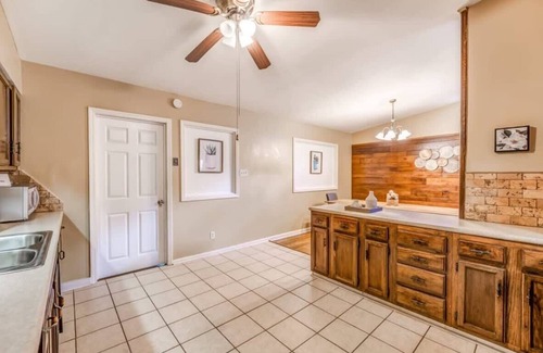 Whitehaven House | Near Dining, Shopping, Parks! McCorkle Maison