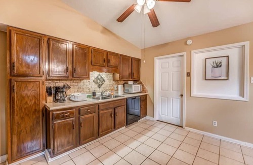 Whitehaven House | Near Dining, Shopping, Parks! McCorkle Maison