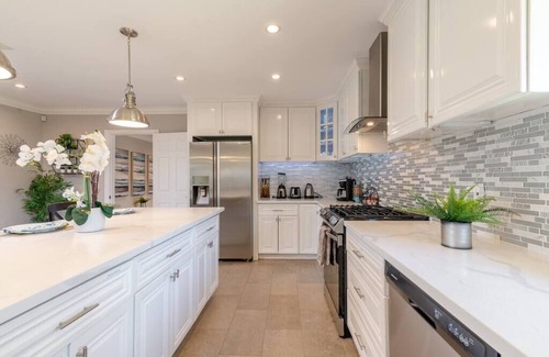 Southwest Anaheim Villa | Near Disneyland, 6BR, 4BA Pool/Hut Tub, 3300 sqft