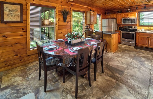 Sevierville Cabin | Near Dollywood/5/3/Mtn Views/Fast Wifi/Arcade/Theater Rm/Hot Tub/Billiards