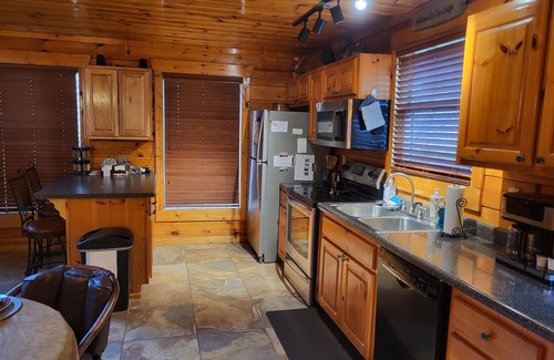 Sevierville Cabin | Near Dollywood/5/3/Mtn Views/Fast Wifi/Arcade/Theater Rm/Hot Tub/Billiards