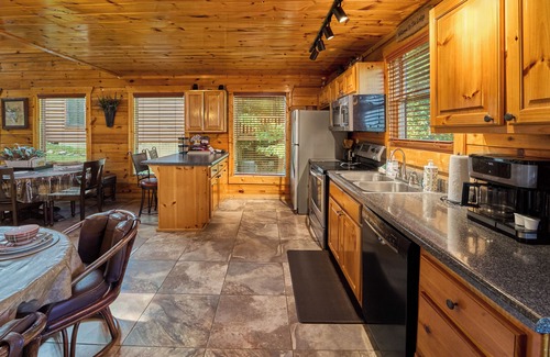 Sevierville Cabin | Near Dollywood/5/3/Mtn Views/Fast Wifi/Arcade/Theater Rm/Hot Tub/Billiards