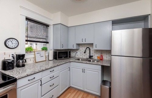 Sherman Hill House | Near Downtown ~ 2BDR & Fun Backyard ~ Pet Friendly