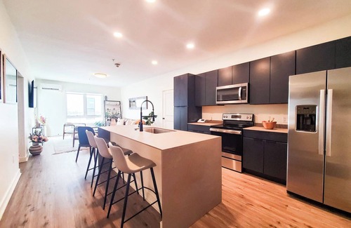 Franklin Park Apartment | Near downtown Columbus with WiFi, AC, fitness room, restaurants, and parks.