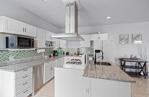 Greater Heights Apartment | Near Downtown Heights Apt | Yard Terrace WiFi Desk