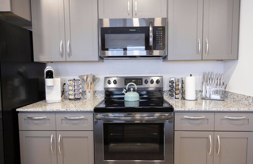 Madison Apartment | Near Downtown | Kid & Pet Friendly | Garage | W/D