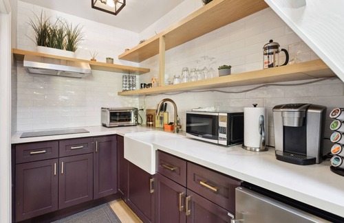 Los Angeles Apartment | NEAR DOWNTOWN! Private Hilltop Guest Suite, with driveway parking and patio