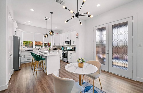 Riverside Terrace House | Near DT & Med Center | Parking | WiFi | BBQ Yard