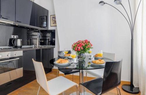 Quartier des Invalides Apartment | NEAR EVERYWHERE YOU WANT TO BE- IN THE UPSCALE NEIGHBORHOOD OF LES INVALIDES