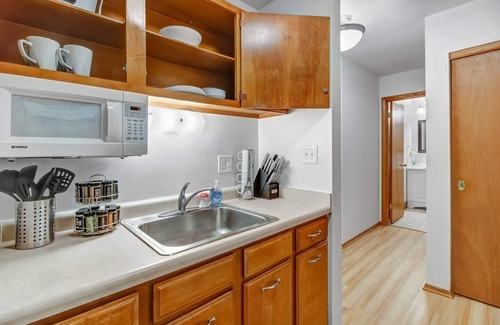 Wauwatosa Apartment | Near Froedtert - King Bed - Fast WiFi - Underground Parking