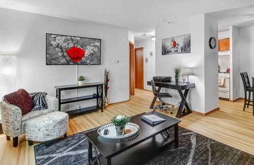 Wauwatosa Apartment | Near Froedtert - King Bed - Fast WiFi - Underground Parking